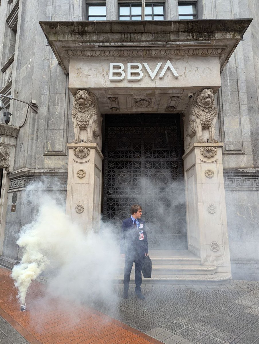 MOCBILBAO's tweet photo. 🟨⬛️🟨 Hoy, #ADNV frente al #BBVA denunciamos que su récord de beneficios proviene de financiar la industria de la guerra, el genocidio del pueblo palestino y la financiación de guerras cruentas.
#NoALaBancaArmada
No al #ReArmEurope
https://t.co/CNzw5fF2NR https://t.co/BdAWICoTeK