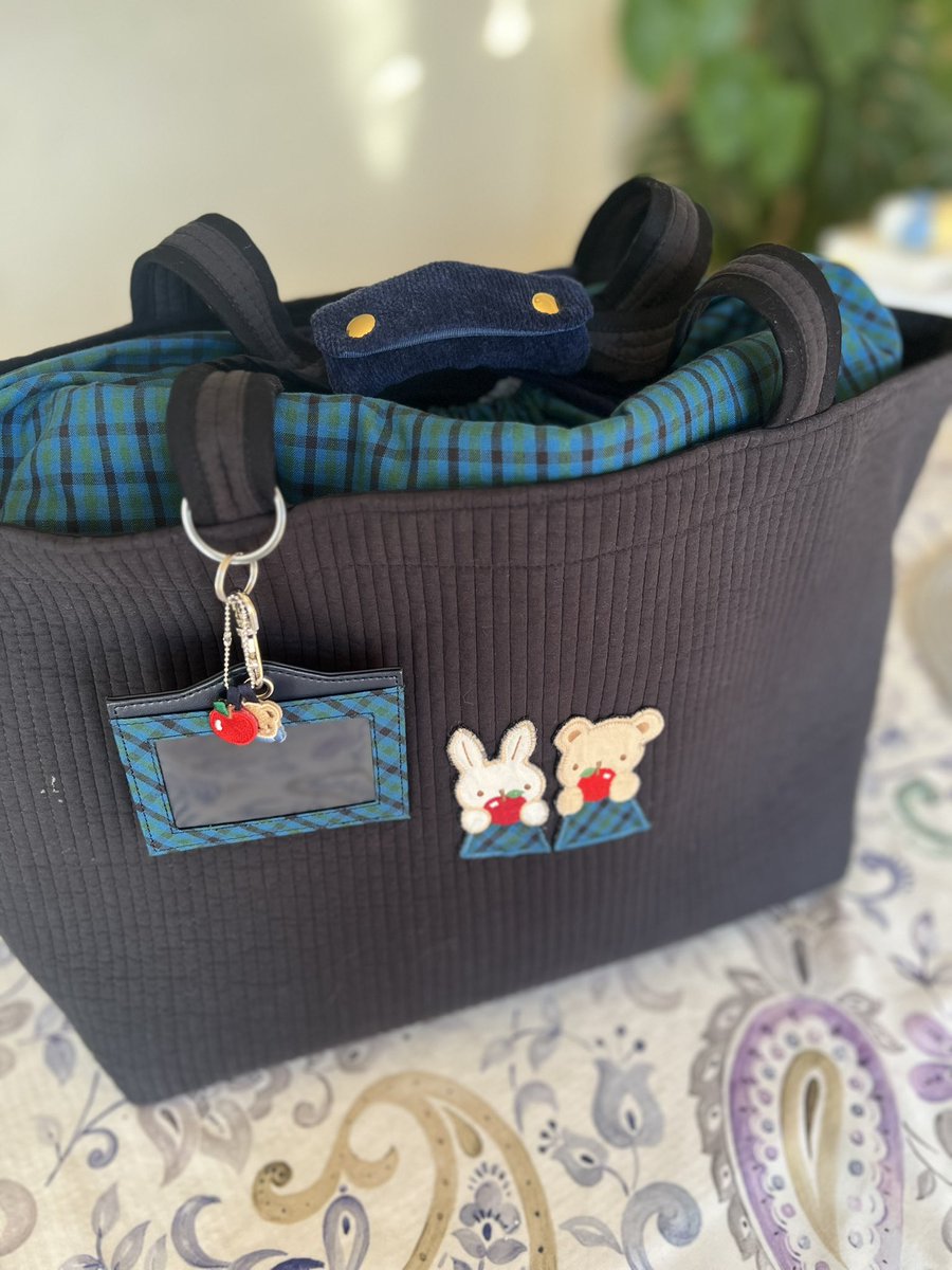 mi18193's tweet photo. ピオヌンナルの撥水加工ブラックも
ファミリア仕様に♡
撥水加工はアイロンワッペン付かないので使い倒したスタイを縫い付け
反対側は広島限定
ファミリア生地巾着もかわ♡ https://t.co/4qTB8VmMw8