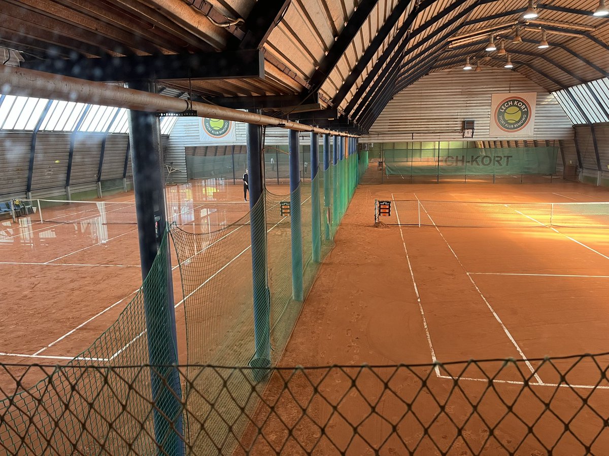 Ostatni raz zaprowadziłem córkę na akrobatykę na bemowski „Lech-Kort”. Miejsce istniało ze 30 lat. Cztery całoroczne korty, siłownia, sala fitness, sala do tenisa stołowego, sale masażu - wszystko zostanie zburzone. Ale będą nowe bloki 💪