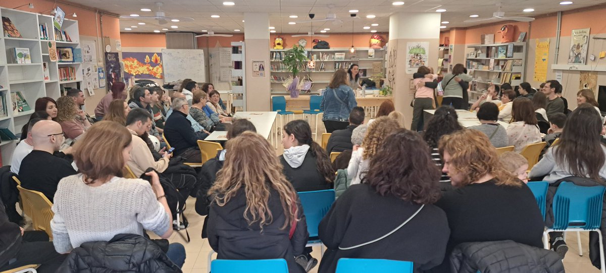 <a href="/EscMRodoredaBCN/">Escola Mercè Rodoreda - Barcelona</a>  dissabte al matí. 90 persones a la biblioteca per la presentació del llibre  d una mestra. Fem Escola Fem Cultura.<a href="/consorciedubcn/">Consorci d'Educació</a> <a href="/BCNeducadora/">BCN Educadora</a> <a href="/BibliotequesBCN/">BibliotequesBCN</a>