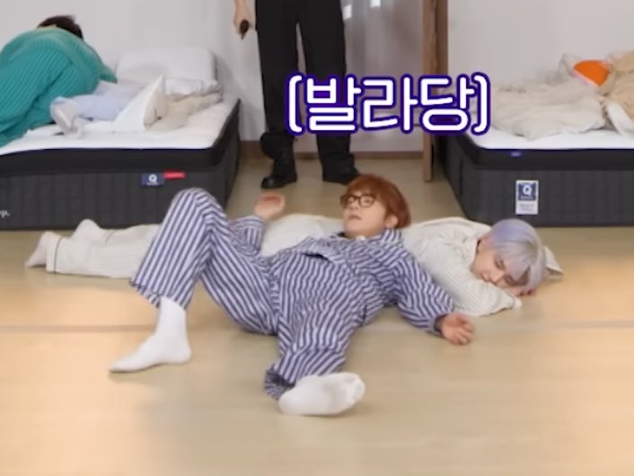h2tt588's tweet photo. 매트에 누워야 되는데 계속 바닥에 누움 ㅋㅋㅋㅋㅋㅠㅠ https://t.co/DI8Z7pP0j7