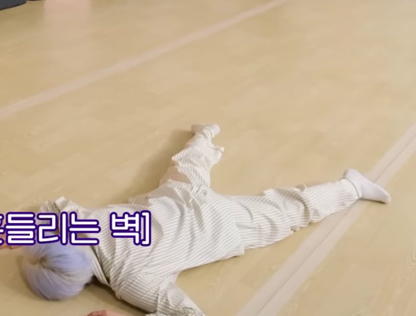 h2tt588's tweet photo. 매트에 누워야 되는데 계속 바닥에 누움 ㅋㅋㅋㅋㅋㅠㅠ https://t.co/DI8Z7pP0j7