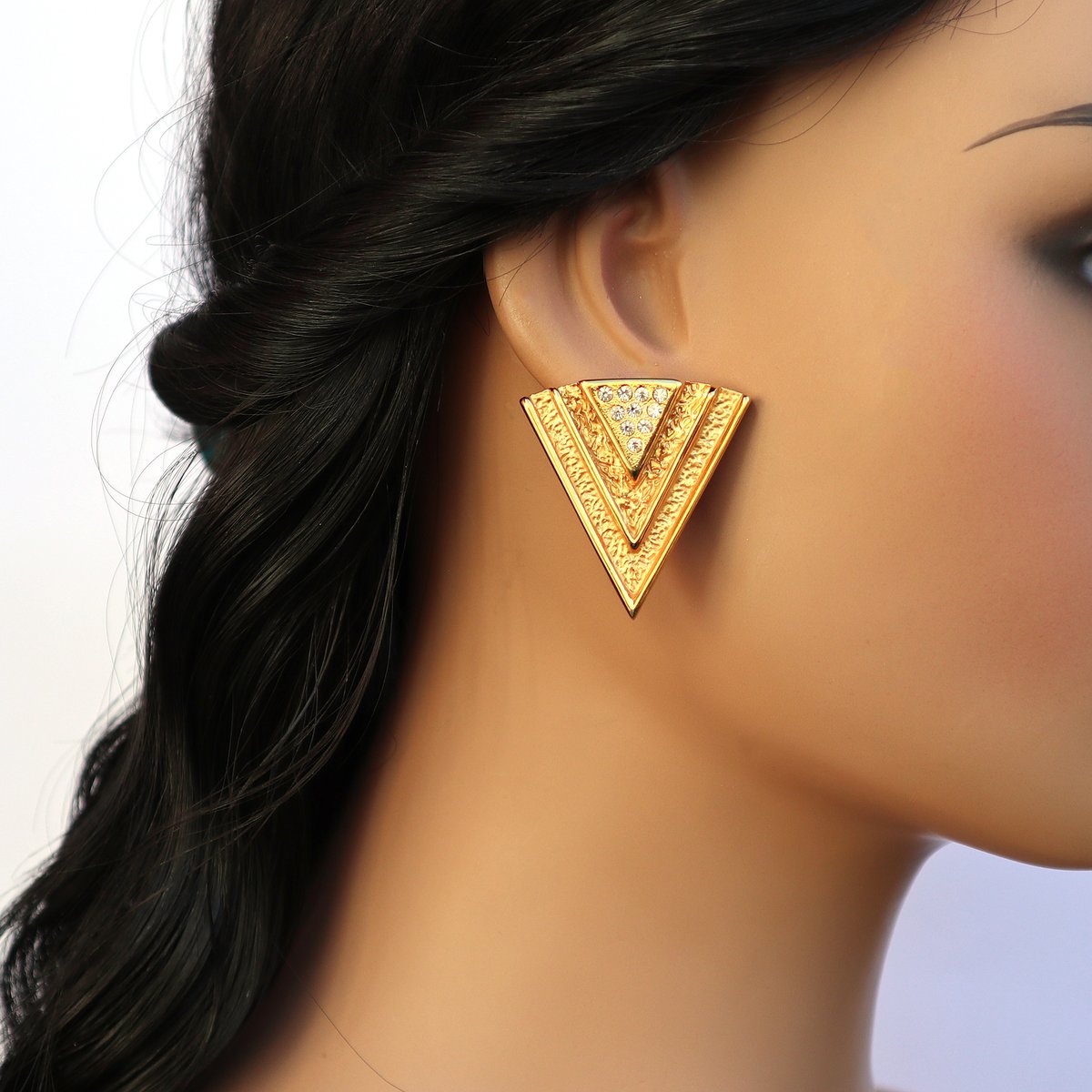 Large triangle Statement Earrings, 18k Gold Plated Clip On Earrings, Geometric Earrings, Handmade kitsch Earrings ,Faux bizoux, Gift for Her etsy.me/41I8sJa μέσω <a href="/Etsy/">Etsy</a>