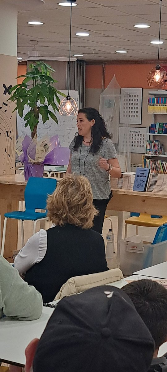 Cristina López Merino, autora del llibre en clau humor, respectuós  i realista " Opos de merda" presentant el llibre a la biblioteca de <a href="/EscMRodoredaBCN/">Escola Mercè Rodoreda - Barcelona</a> <a href="/BCNeducadora/">BCN Educadora</a> <a href="/consorciedubcn/">Consorci d'Educació</a> <a href="/BibliotequesBCN/">BibliotequesBCN</a> <a href="/324cat/">3catinfo</a> @