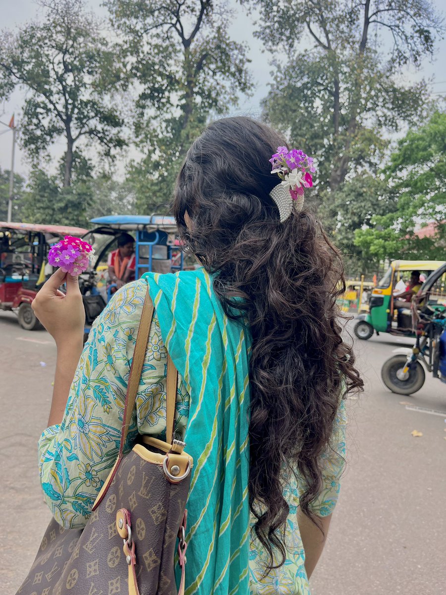 Train में भी chain है
बस मेरी जिंदगी में नहीं है
😶😏