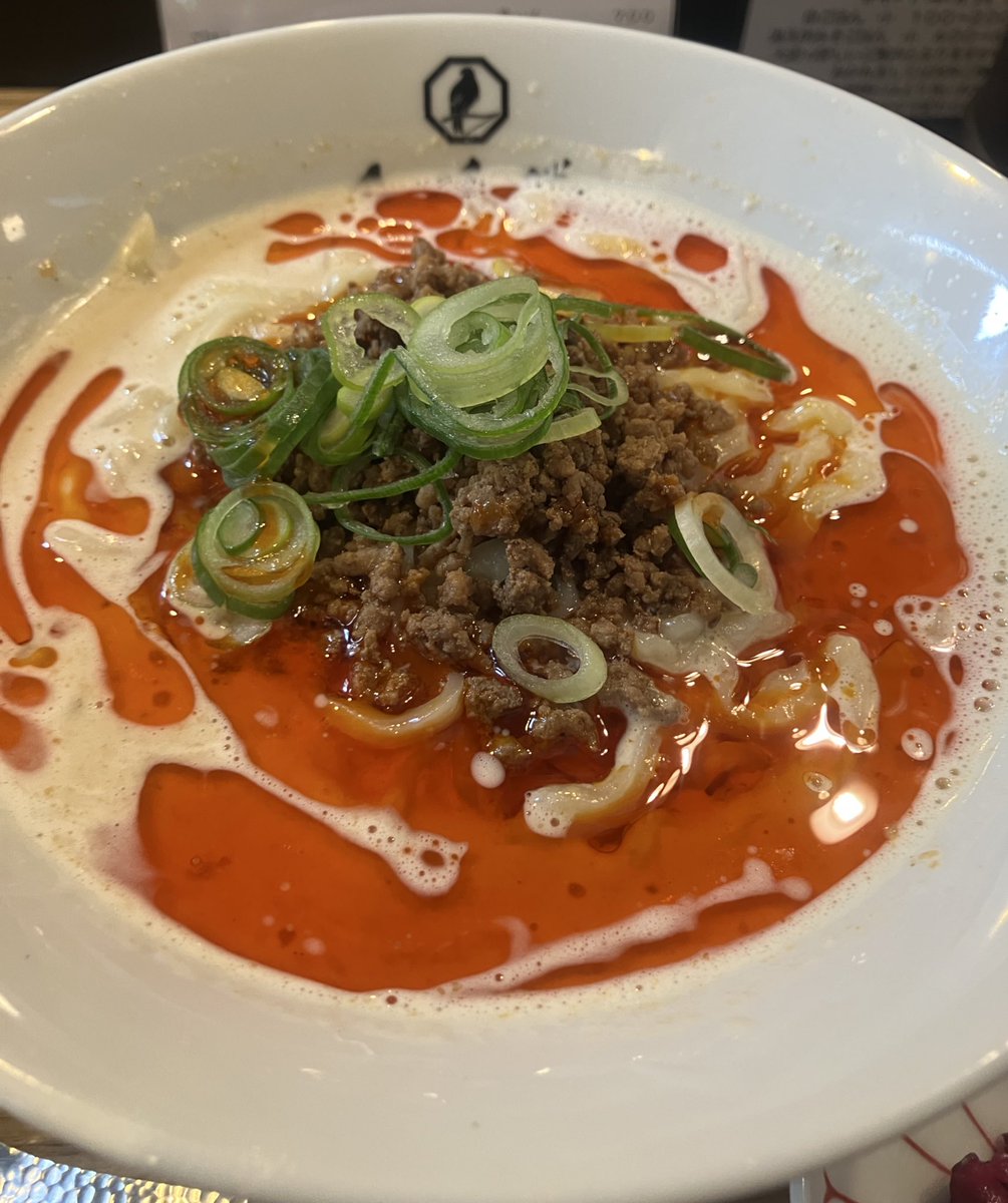 helske's tweet photo. 京都担担麺　金鵄楼　本店　汁あり担々麺　大盛　ごはん中
Price:¥1,200-(ラーメン) ¥250-(ごはん)
2025年30杯目

カウンター7席のみのお店。
麺は硬め、辣油と花椒は少し多めで注文。
とても上品な味で凄く滑らか。
ちぢれ麺もスープを掴んでくれて、とても美味しい一杯でした。
ご馳走様でした。 https://t.co/lN3WvJ7KcU