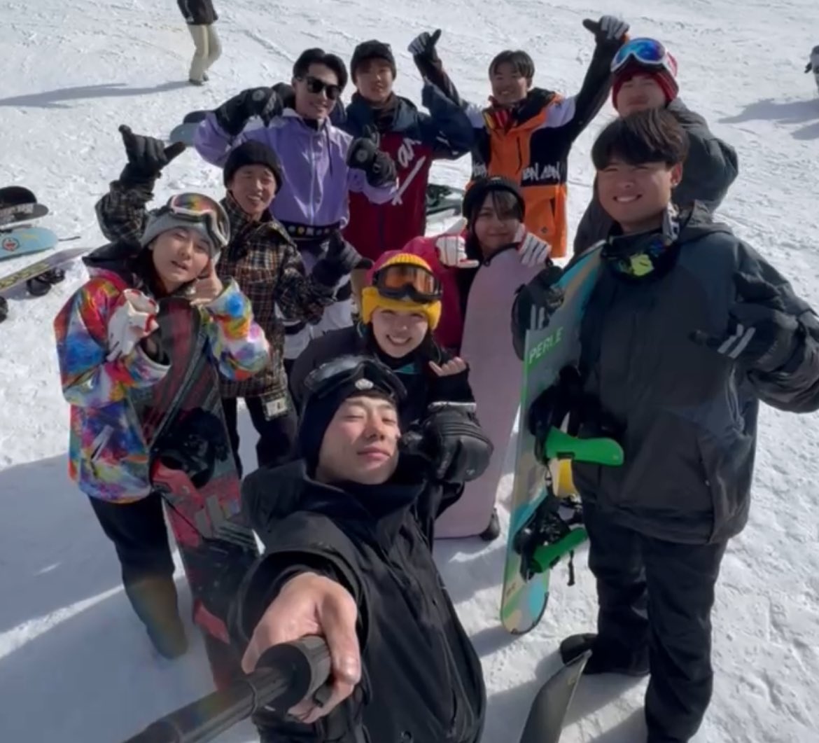 Risshodiver's tweet photo. ダイビング部のみんなでスノボしてきました！🏂
天気も良くて楽しかったです！初めての人も最後の方滑れるようになってて良かったです🙆

#春から立正 https://t.co/4wmh782UXY