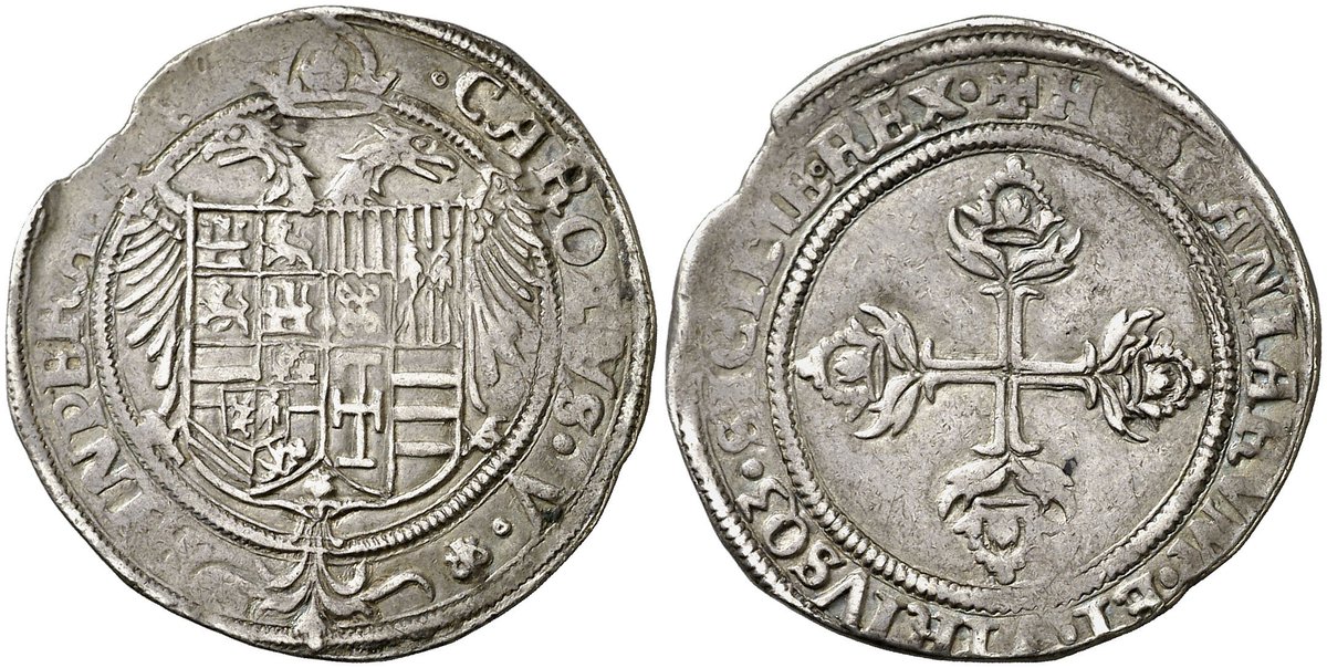 Las conexiones entre la heráldica y la numismática. La de historias que nos cuentan... A la izquierda, el enorme escudo de Carlos V colocado en el coro de la iglesia de Santa María (Salvatierra/Agurain) tras sofocar el levantamiento del conde de Salvatierra, Pedro López de Ayala