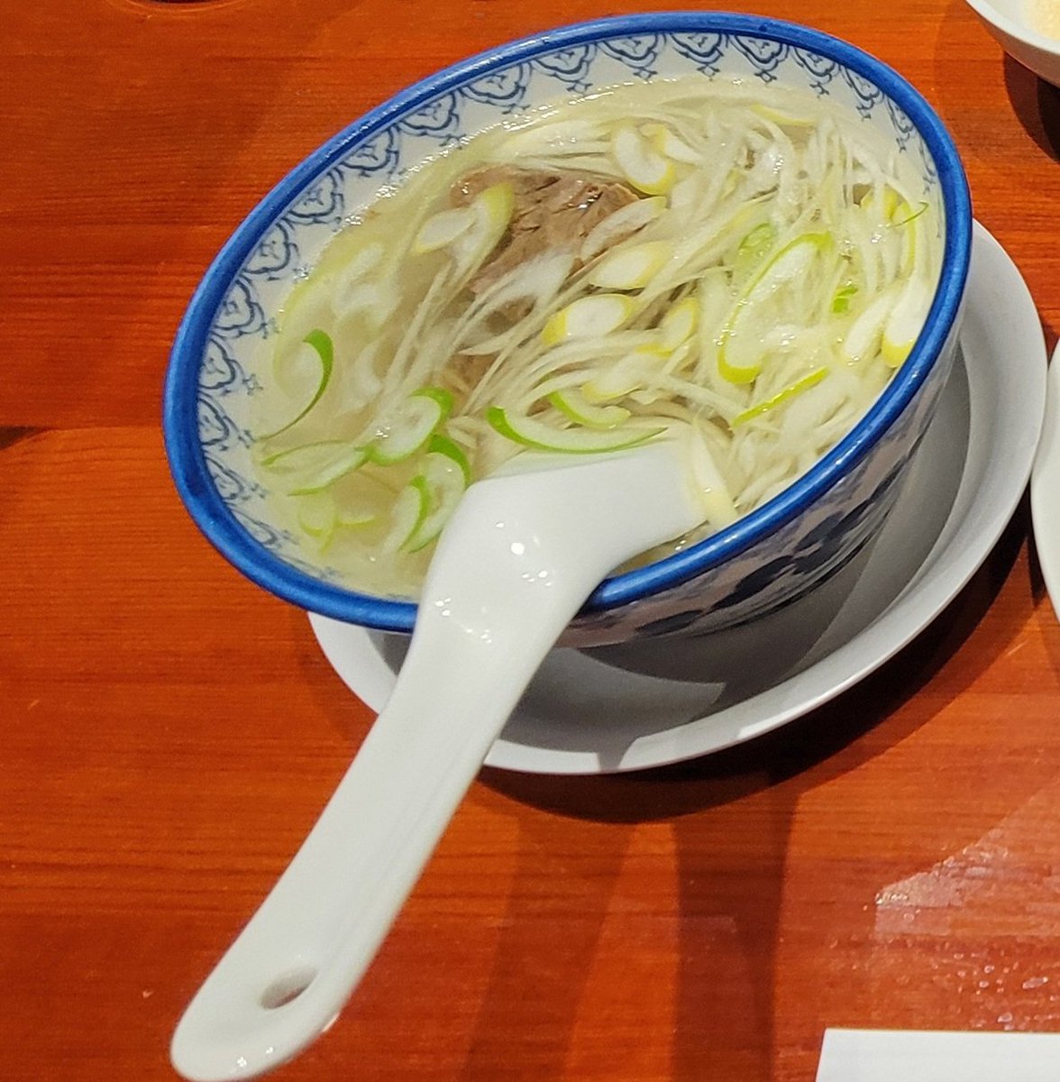 誰か解説を求む😅

仙台の牛タン屋さんで外食してた時に聞こえてきた隣のテーブルでの会話なのだけど

A『コーンスープとテールスープって基本同じ味よね！？』

B『そうだと思うけど』

↑
同じ味ではないと思うのですが、どういうことでしょう？💦

僕のイメージ
←コーンスープ
→テールスープ