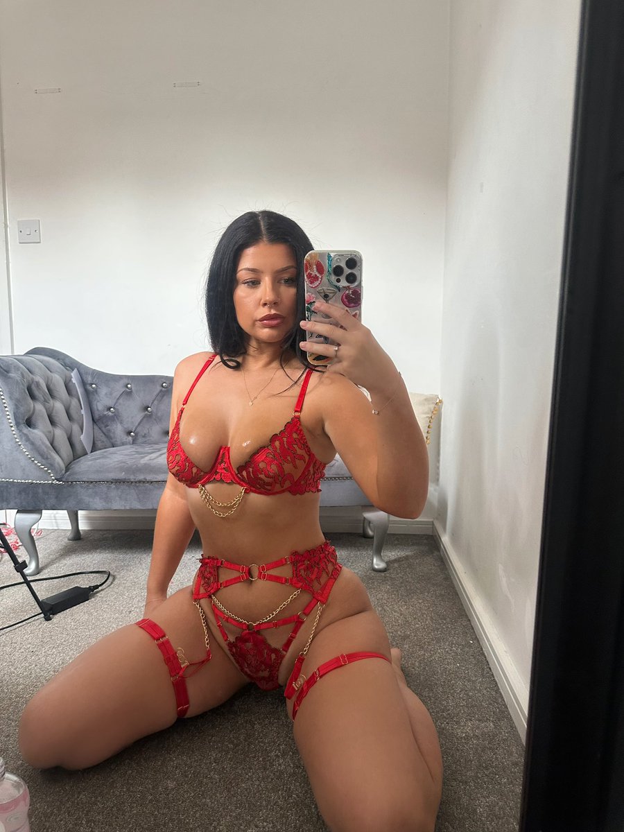 This is what you’d come home to if you were my bf btw 😈