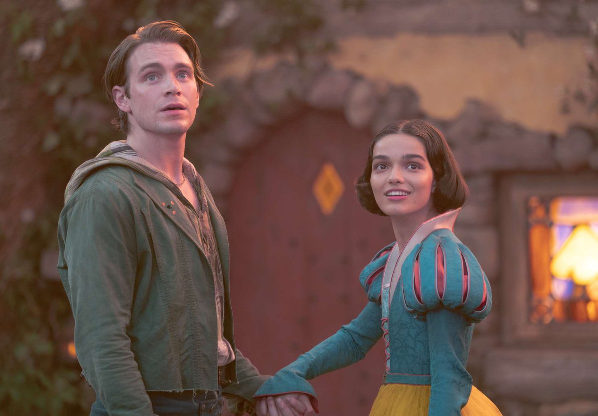 alvaroporcel's tweet photo. El live action de #Blancanieves es un quiero y no puedo fácil de olvidar. Rachel Zegler es lo mejor de la peli, junto con Andrew Burnap y los enanitos. El diseño de vestuario es bueno, pero poco más se puede salvar. La actuación de Gadot es de lo peor que he visto en mucho tiempo https://t.co/LJImE6A5XJ