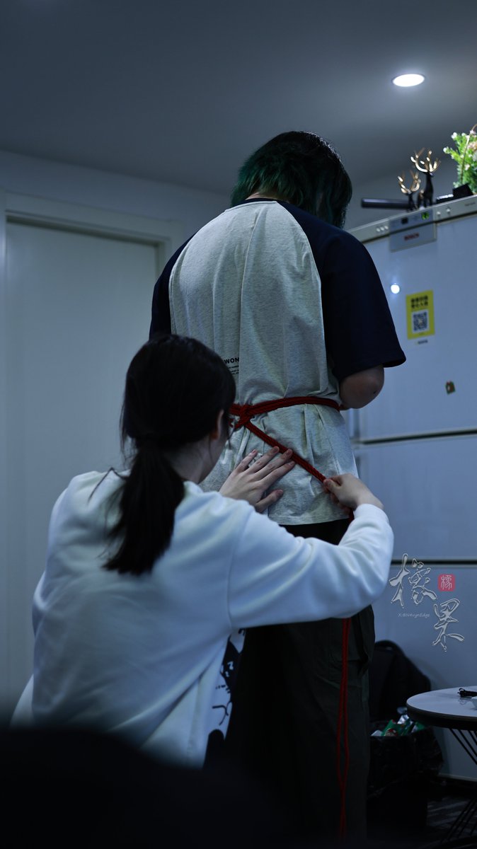N4vynEdge's tweet photo. 熊导活动返图，有点小紧张，但是摄像小姐姐抓拍的真的超好看！

被缚:@Cataeyst 
缚手:@N4vynEdge 
摄像:@chenyingman 
场地:@KB_ropebear https://t.co/9Cs5hFpC3P