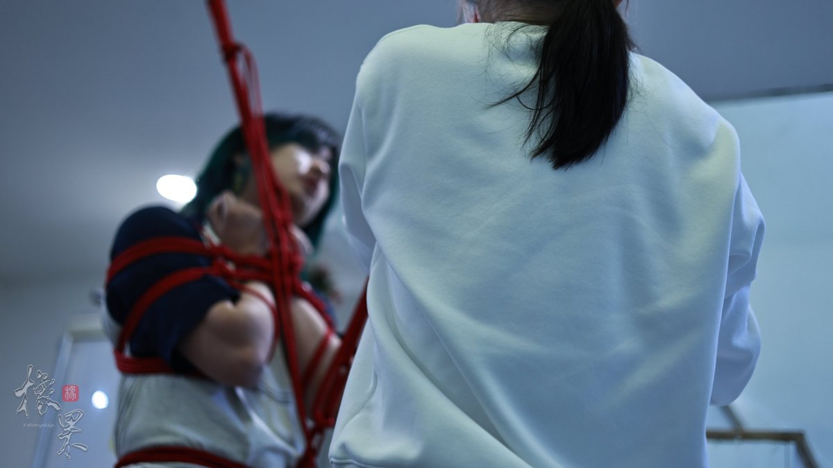 N4vynEdge's tweet photo. 熊导活动返图，有点小紧张，但是摄像小姐姐抓拍的真的超好看！

被缚:@Cataeyst 
缚手:@N4vynEdge 
摄像:@chenyingman 
场地:@KB_ropebear https://t.co/9Cs5hFpC3P