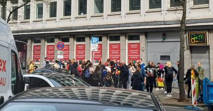 srddorf's tweet photo. Ca 80 (rechte) Deutschlandfans in Düsseldorf, bislang ne Mischung aus Lappen-Fanatikern, offensichtlich Schwerstmehrfachbekloppten und Lichterkettenfreaks.  #dus2203 https://t.co/lagTKorIXy