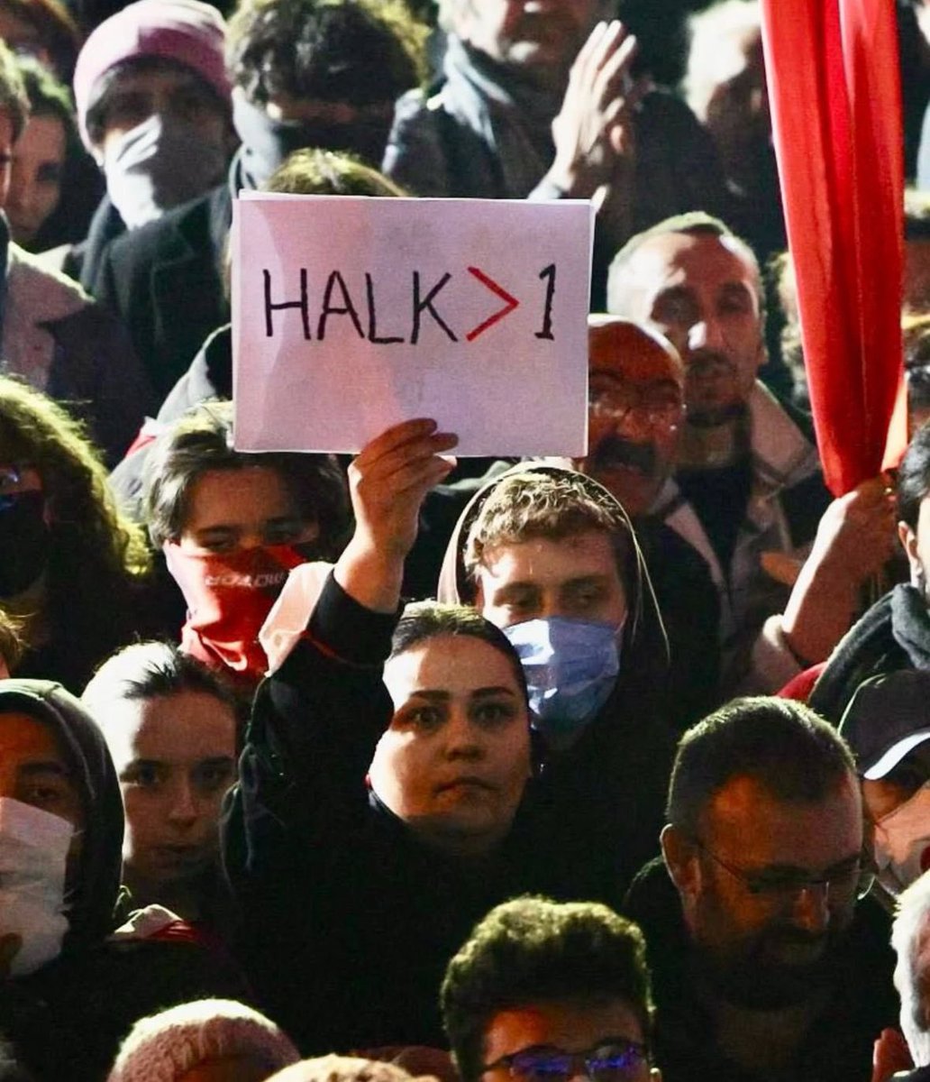 Biz halkız.

Bu ülkede, halkın üzerinde bir güç olamayacağını hepinize anlatacağız.

#KurtuluşYokTekBaşına