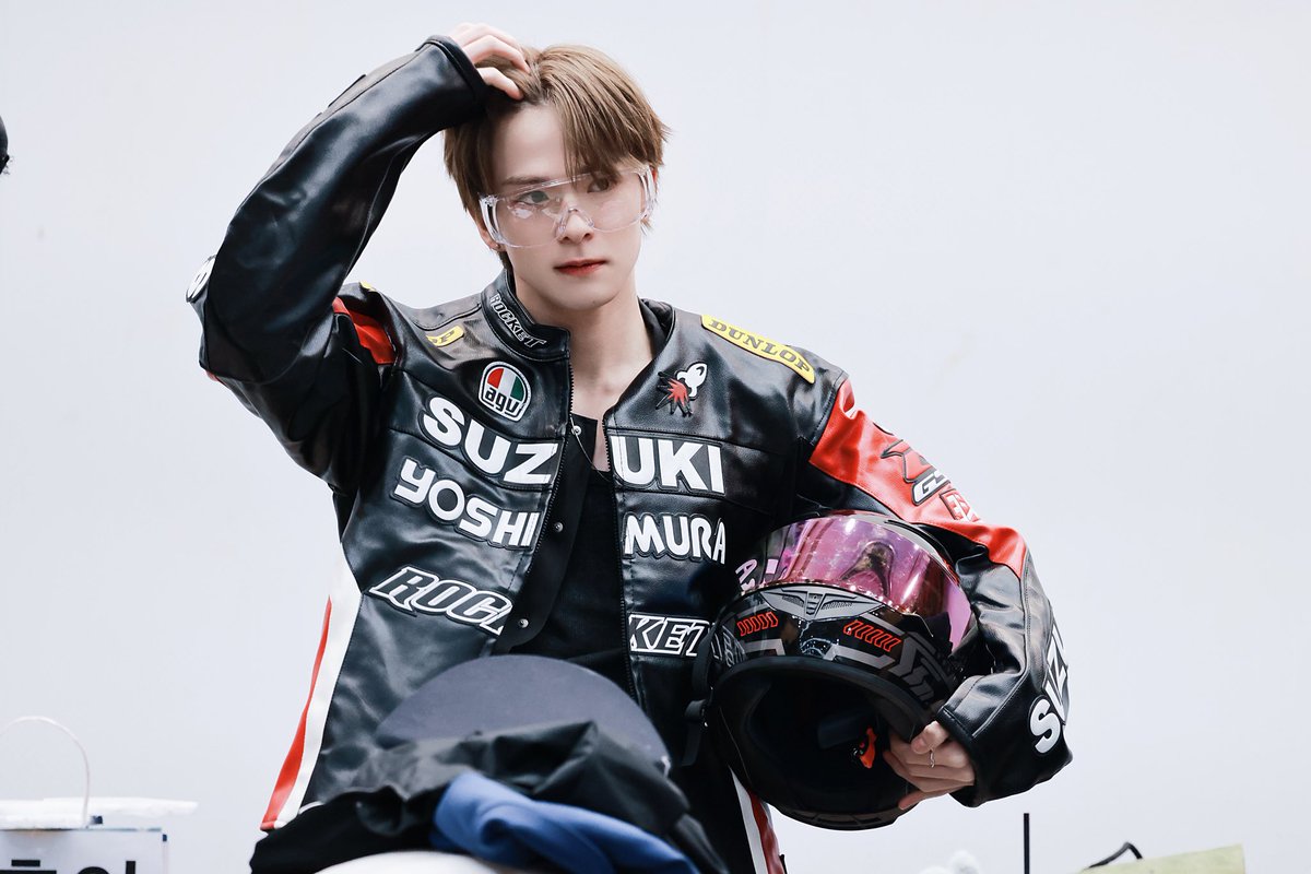 Kitsu_PH's tweet image. (25.03.22) 에버라인

Asahi's serving visuals in this outfit. 🏎️🏁

#트레저 #TREASURE #아사히 #ASAHI