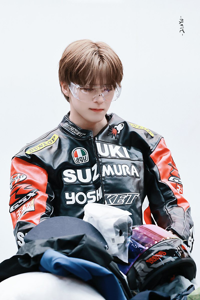 Kitsu_PH's tweet image. (25.03.22) 에버라인

Asahi's serving visuals in this outfit. 🏎️🏁

#트레저 #TREASURE #아사히 #ASAHI