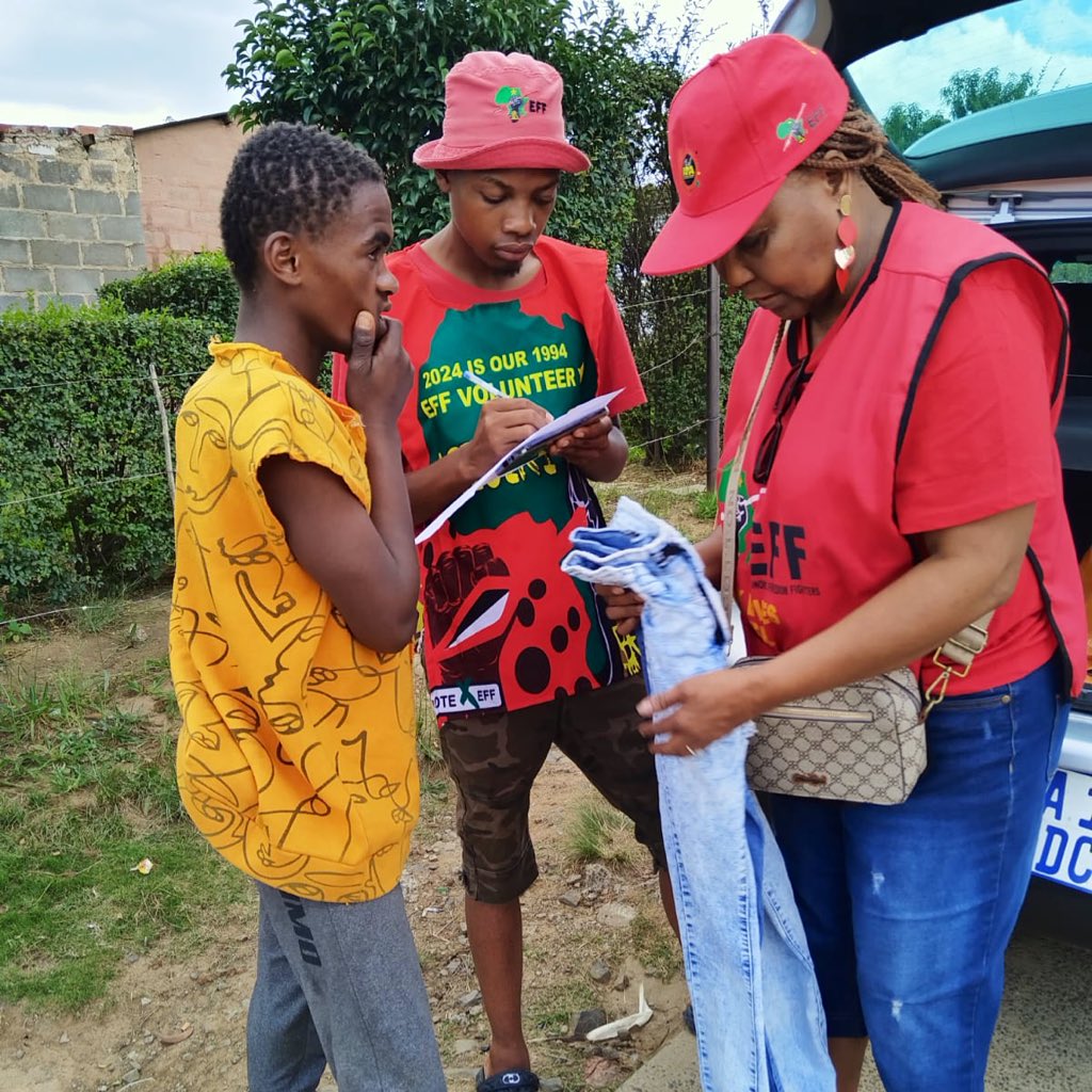 EFF_FreeState's tweet photo. ♦️HAPPENING NOW♦️

EFF CCT deployee to Free State, Commissar Dr @DrThembekwayo leading the membership recruitment drive Motho-Mothong in Dihlabeng.

Forward With Service Delivery and Grassroots Activism!!

#YearOfThePicketLines https://t.co/nWEXLOTrWu