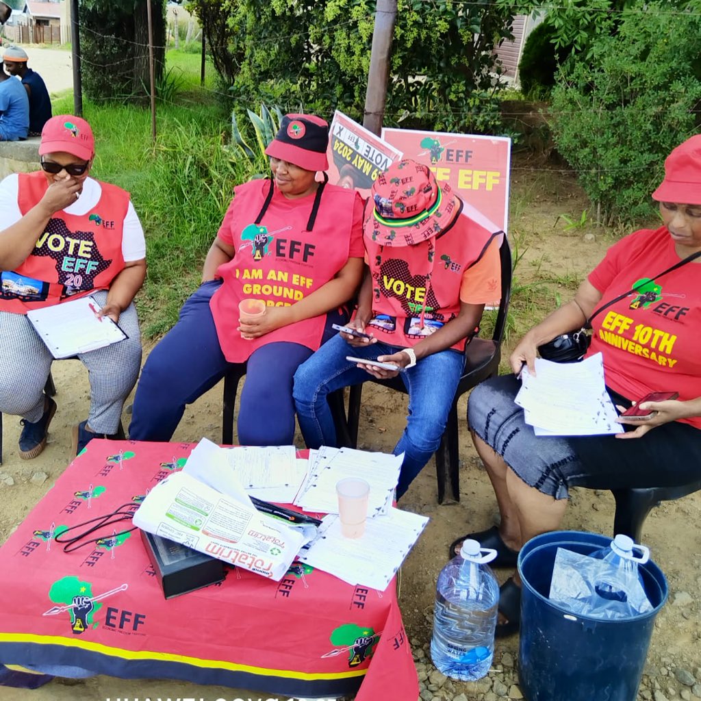 EFF_FreeState's tweet photo. ♦️HAPPENING NOW♦️

EFF CCT deployee to Free State, Commissar Dr @DrThembekwayo leading the membership recruitment drive Motho-Mothong in Dihlabeng.

Forward With Service Delivery and Grassroots Activism!!

#YearOfThePicketLines https://t.co/nWEXLOTrWu