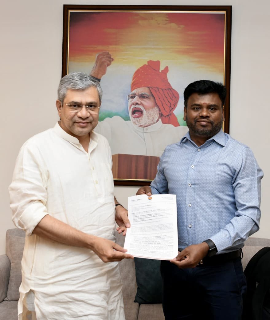 AnanthAyyasamy's tweet photo. Great privilege in meeting with Hon’ble Union Minister @RailMinIndia Shri.Ashwini Vaishnaw ji @AshwiniVaishnaw at Rail Bhavan today!

இன்று புதுடெல்லியில் மாண்புமிகு இரயில்வே அமைச்சர் திரு.அஸ்வினி வைஷ்ணவ் அவர்களை சந்தித்து, தென்காசி மற்றும் தென்தமிழக தொழில், சுற்றுலா வளர்ச்சி மற்றும் வேலைவாய்ப்பை ஊக்குவிக்கத் தேவையான நான்கு முக்கிய ரயில் கோரிக்கைகளை அளித்தேன். அவற்றை கனிவோடு கவனிப்பதாக உறுதியளித்தார்.

With the guidance of TNBJP State President Thiru.@annamalai_k avl, presented a petition seeking below trains that will strengthen rail connectivity, create new employment opportunities and contribute to the socio-economic progress of Southern TamilNadu. 

These improved train connectivity will boost tourism, facilitate industrial growth, and support the region’s emerging technology ecosystem. 

— New Train between Tenkasi and Bangalore via Rajapalayam, Sivakasi.

— Regularization of Special Trains 06003/04 & 06029/30 via Tenkasi and Madurai.

— Extension of 12651/12652 Tamil Nadu Sampark Kranti Express to Tirunelveli via
Rajapalayam and Tenkasi.

— Extension of 11021/11022 Chalukya Express to connect Tenkasi with Mumbai.

@BJP4TamilNadu @blsanthosh @BJP4_tenkasi 
@voiceofTenkasi