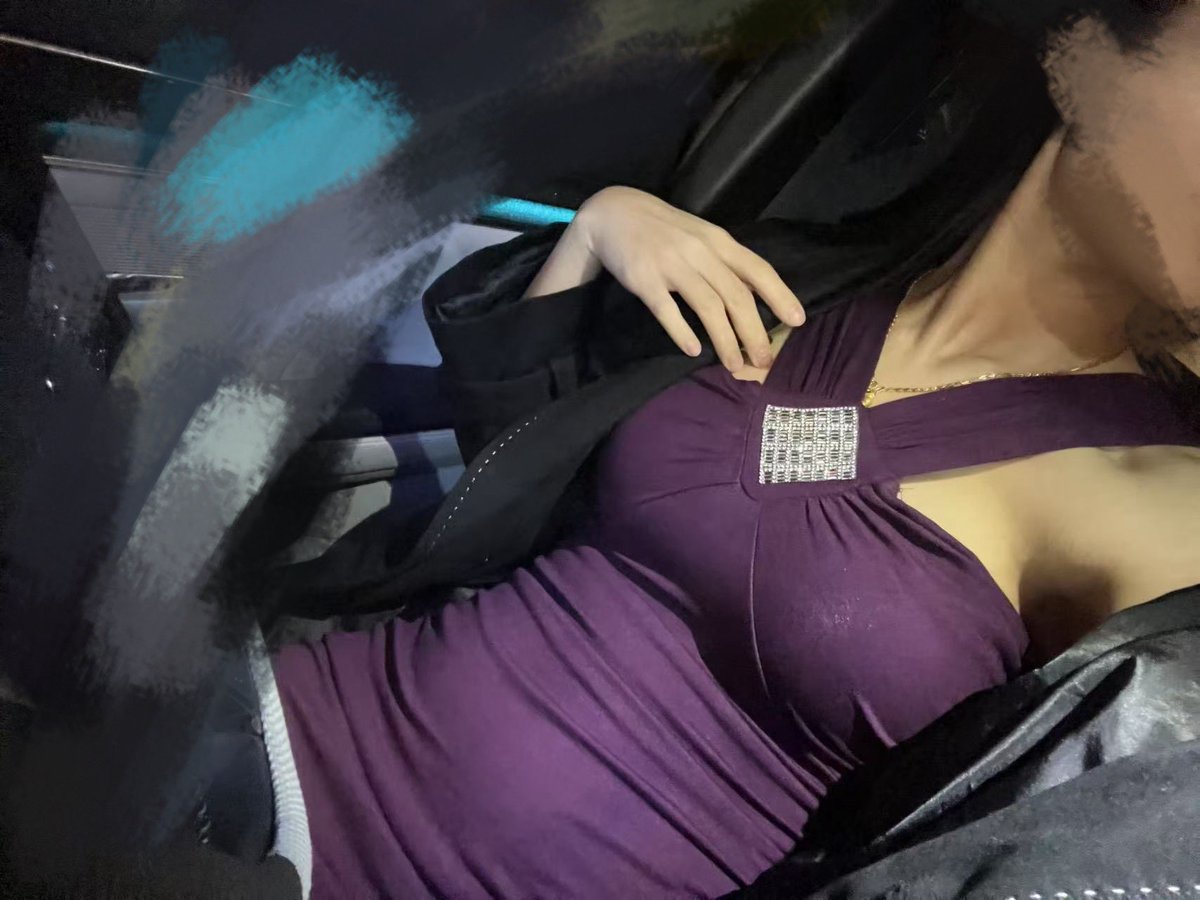 老是給我發這些自拍。還是騷紫色。我等週一幹死妳。不得不去說，這胸是真的好看。