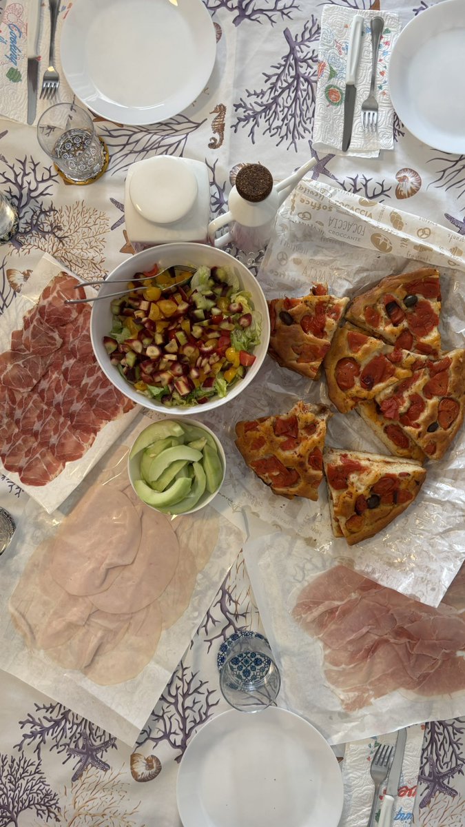 megssgg's tweet photo. girls lunch🥗🍅🥒🥕🫓🍕🍴 https://t.co/FS3mJJYxhf