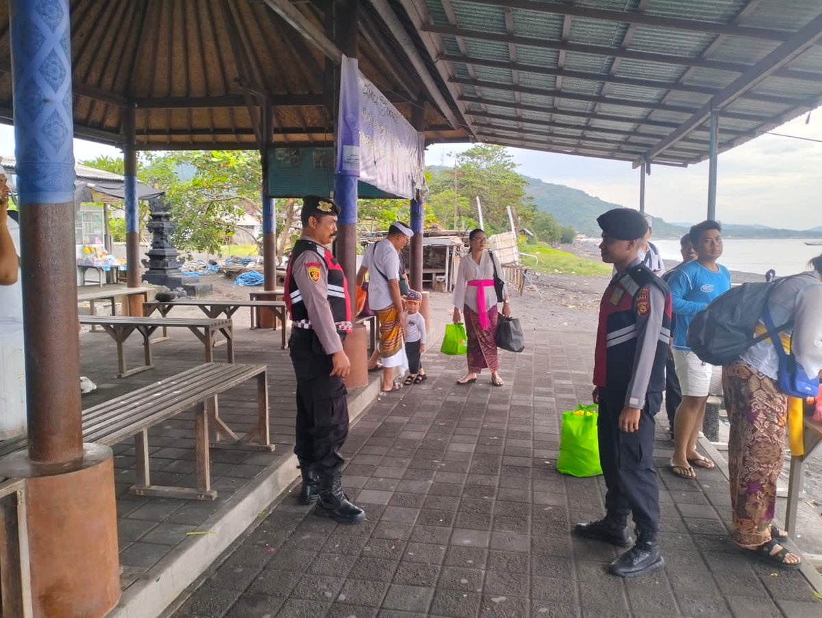 HumasDawan's tweet photo. Unit Patroli Samapta Polsek Dawan melaksanakan kegiatan patroli cipta kondisi di seputaran Pelabuhan Tribuana, Desa Kusamba, pada Sabtu, 22 Maret 2025. Kegiatan ini dilakukan sebagai langkah preventif untuk menjaga situasi keamanan dan ketertiban masyarakat (Kamtibmas). https://t.co/a235JIdB4L