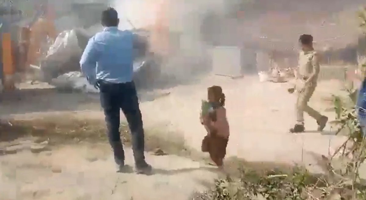 બુલડોઝર કાચા ઘર પર ફરી વળે એ પહેલા બાળકી ઘરમાંથી પોતાની ચોપડીઓ લઈને દોડી રહી છે. બાળકીએ વધુ ગતિએ દોડવા જેવું હતું. વિકાસની સ્પીડ કરતા એની ઝડપ હજુ ધીમી છે.