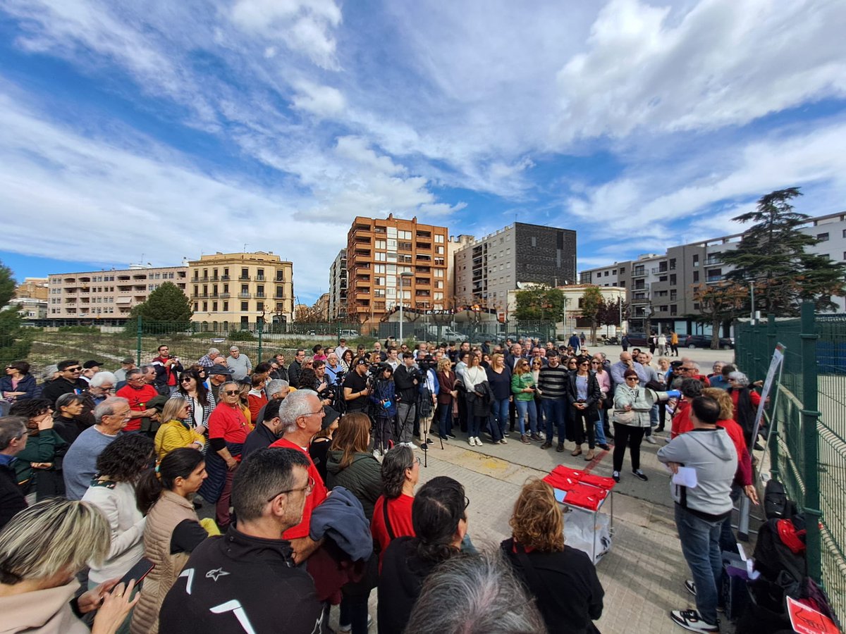 Des de #Tortosa i les Terres de l'#Ebre, ens sumem a les concentracions convocades per demanar un servei ferroviari digne a la R15 i la R16. No és de rebut tenir connexions de segona i tercera que perjudiquen milers d'usuaris del transport públic.