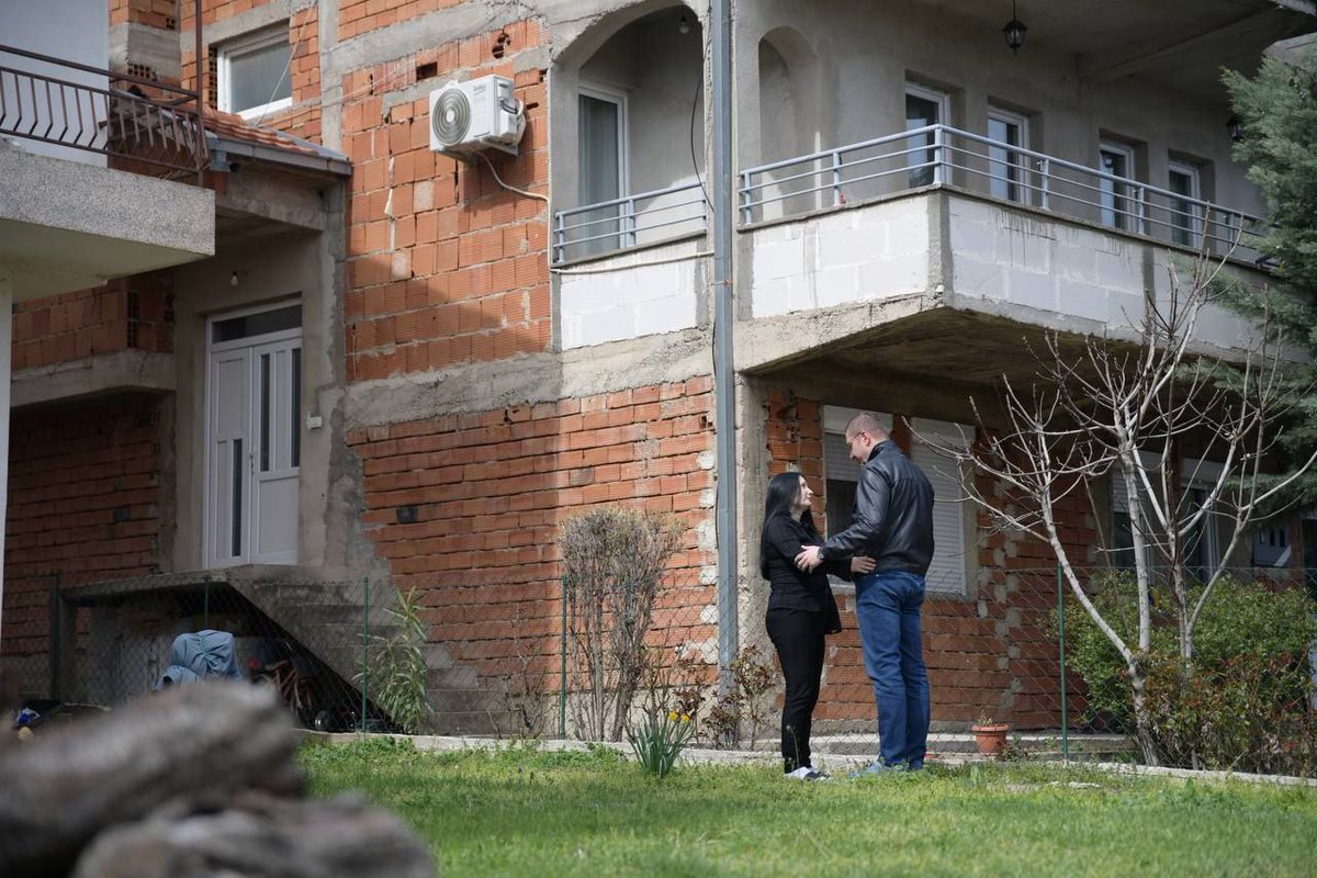 Денес го посетив семејството и сопругата на Иле Гоцевски – возачот на Брзата помош кој, со пожртвуваност што нема цена, цела ноќ им помагаше на повредените од трагедијата во Кочани.  

Во време кога тагата не престанува, неговиот подвиг потсетува дека храброста и човечноста