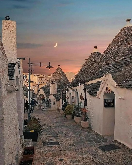 LealtadSabia's tweet photo. 9. Alberobello, Italia

Pocos lugares en la Tierra pueden rivalizar con la belleza de cuento de hadas de las encantadoras calles de Alberobello. https://t.co/ql3d83Y7ZL