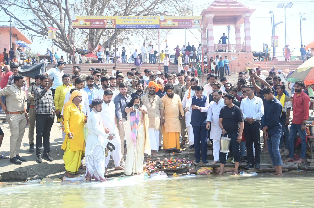 mansukhmandviya's tweet photo. सरयू जी की लहरें सनातन संस्कृति के सबसे अविरल इतिहास की साक्षी रही है। आज परिवार के साथ सरयू जी की आरती करने का परम सौभाग्य प्राप्त हुआ। अयोध्या जी का यह राममय वातावरण मंत्रमुग्ध कर देने वाला है। https://t.co/sPlztEZKSj