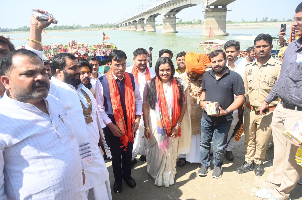 सरयू जी की लहरें सनातन संस्कृति के सबसे अविरल इतिहास की साक्षी रही है। आज परिवार के साथ सरयू जी की आरती करने का परम सौभाग्य प्राप्त हुआ। अयोध्या जी का यह राममय वातावरण मंत्रमुग्ध कर देने वाला है।
