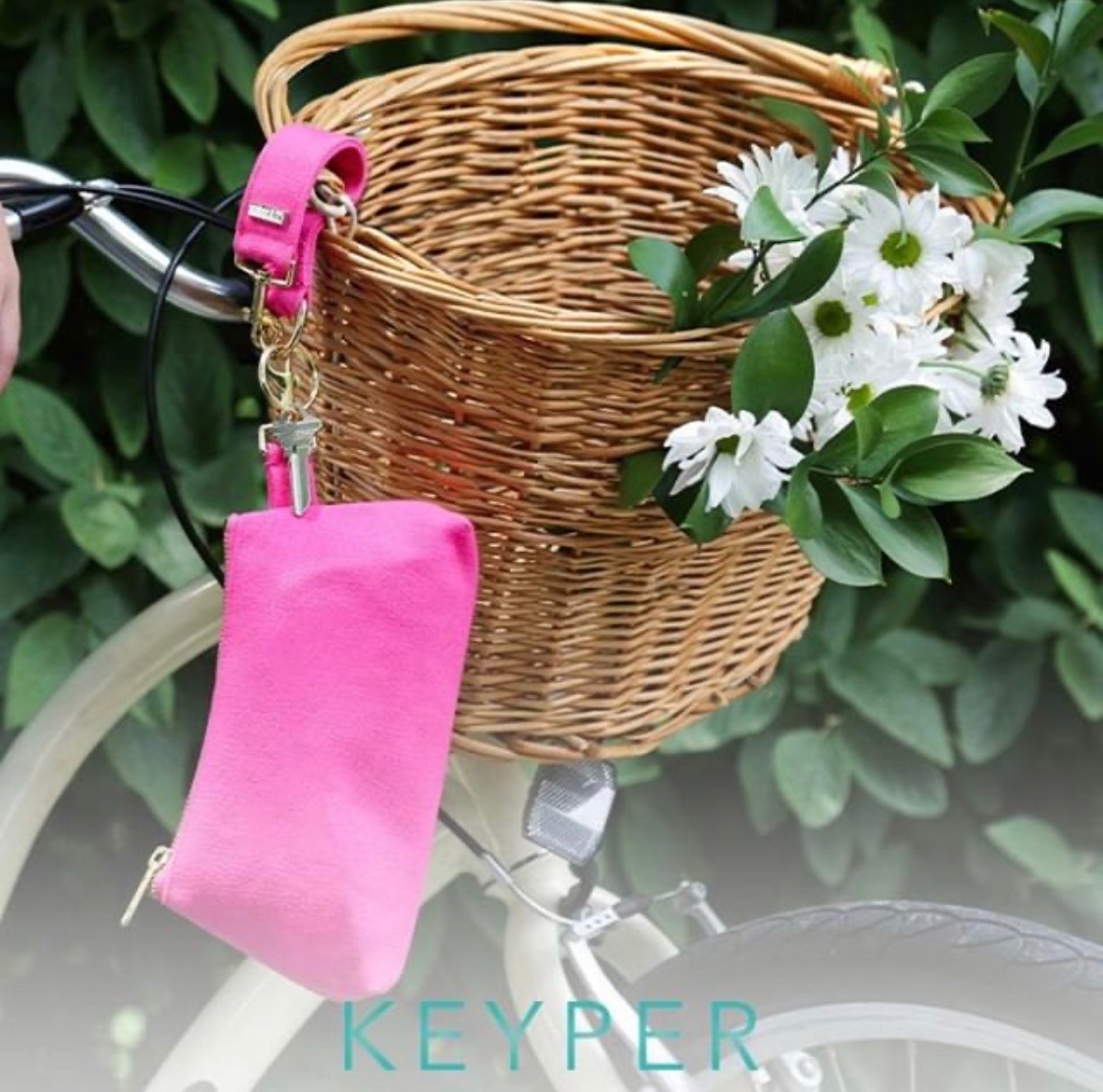 MyKeyper's tweet image. Riding into the weekend with your essentials secure! Our patented design allows you to clip your KEYPER to your bike, cart, luggage and more for hands-free organization. #keypittogether 🔑⁠

mykeyper.com/products/2-pie…