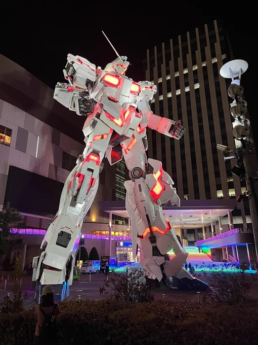 踵とバックパックが青いから後ろからアオリで見るとしっかりガンダムカラーして見えるのね 