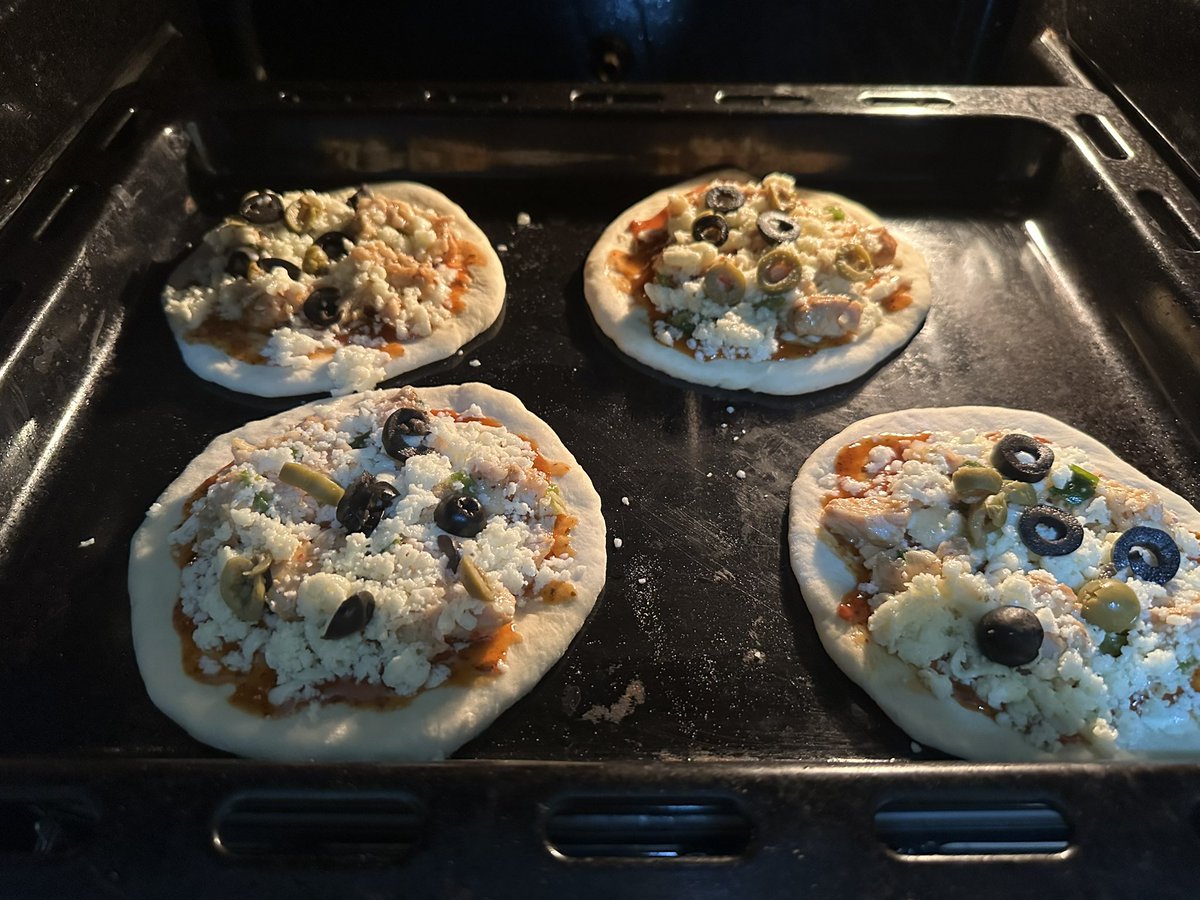HiCoff33's tweet photo. Freshly baked mini pizzas in the making! Perfect for a delicious Iftar treat. β¨π #IftarPrep https://t.co/KGc6ld22Gq