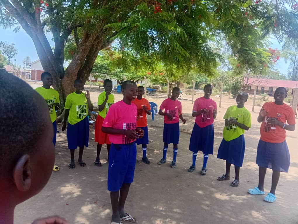 Amani_initiativ's tweet photo. In Uganda, 46.4% of girls & 44.2% of boys drop out before Primary 7.
The Dream Achievers Program tackles this crisis by supporting 500 high-risk learners across 20 schools with life skills through the @GirlsFirstFund , ensuring they stay in school & thrive.
#KeepMeInSchool https://t.co/yrx2M4wX42