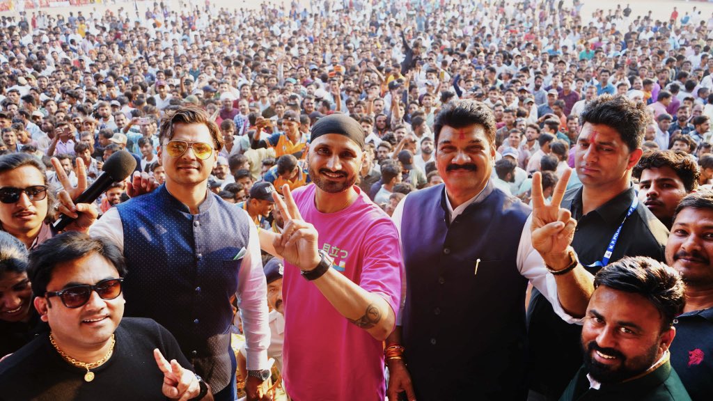 akash_rajput09's tweet image. क्रिकेट की दुनिया के सितारे हमारे बड़े भैया हरभजन सिंह जी ने सुरखी विधानसभा क्षेत्र में आयोजित मंत्री क्रिकेट महाकुंभ में शामिल होकर ऐतिहासिक मुकाबला देखा ।
सुरखी के हजारों युवाओं ने हरभजन सिंह जी का गर्म जोशी के साथ स्वागत किया |
🌺🙏🏻
#worldrecord #surkhi #sagar
#harbajansingh