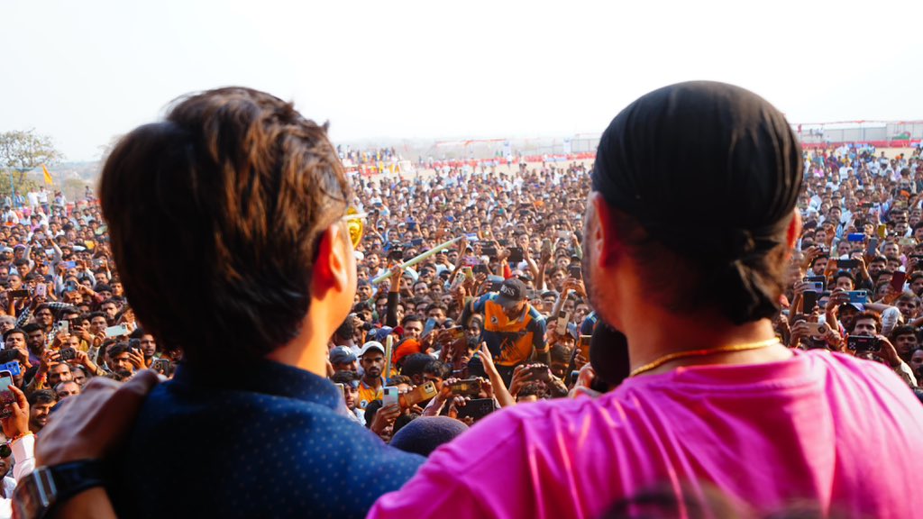 akash_rajput09's tweet image. क्रिकेट की दुनिया के सितारे हमारे बड़े भैया हरभजन सिंह जी ने सुरखी विधानसभा क्षेत्र में आयोजित मंत्री क्रिकेट महाकुंभ में शामिल होकर ऐतिहासिक मुकाबला देखा ।
सुरखी के हजारों युवाओं ने हरभजन सिंह जी का गर्म जोशी के साथ स्वागत किया |
🌺🙏🏻
#worldrecord #surkhi #sagar
#harbajansingh