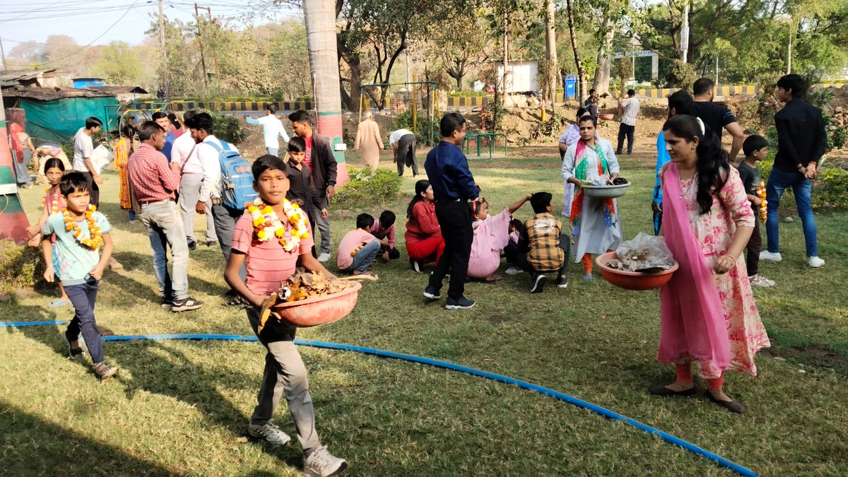 DpmuSagar's tweet photo. 22 मार्च 2025 को जिला सागर  मे सिविल लाइंस चौराहा पर विश्व जल दिवस के, अवसर पर  विभिन्न सामाजिक संगठनों के माध्यम से  जल संरक्षण जागरूकता  रैली निकाली गई , जल जागरूकता शपथ दिलाई गई ,बच्चो के द्वारा स्वच्छता का संदेश दिया गया , विश्व जल दिवस मनाया गया।
Ataljalmpspmu Abhy https://t.co/TmUNAp2rkn