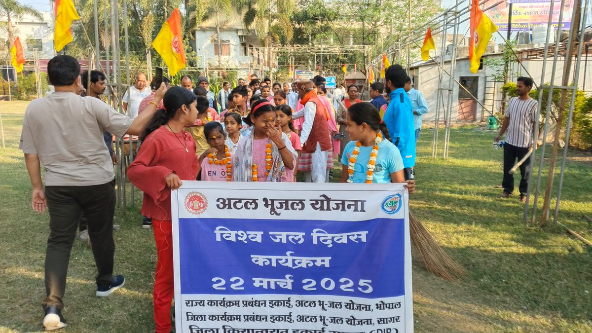 DpmuSagar's tweet photo. 22 मार्च 2025 को जिला सागर  मे सिविल लाइंस चौराहा पर विश्व जल दिवस के, अवसर पर  विभिन्न सामाजिक संगठनों के माध्यम से  जल संरक्षण जागरूकता  रैली निकाली गई , जल जागरूकता शपथ दिलाई गई ,बच्चो के द्वारा स्वच्छता का संदेश दिया गया , विश्व जल दिवस मनाया गया।
Ataljalmpspmu Abhy https://t.co/TmUNAp2rkn