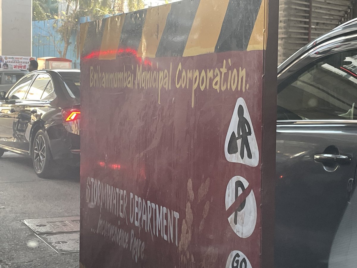Neera_M_S's tweet photo. @mybmc randomly placed barricades on Andheri Link Road - perfect cause for  accidents! Is someone paying attention to road safety? Shocking lethargy from BMC. https://t.co/kshZukrLcn
