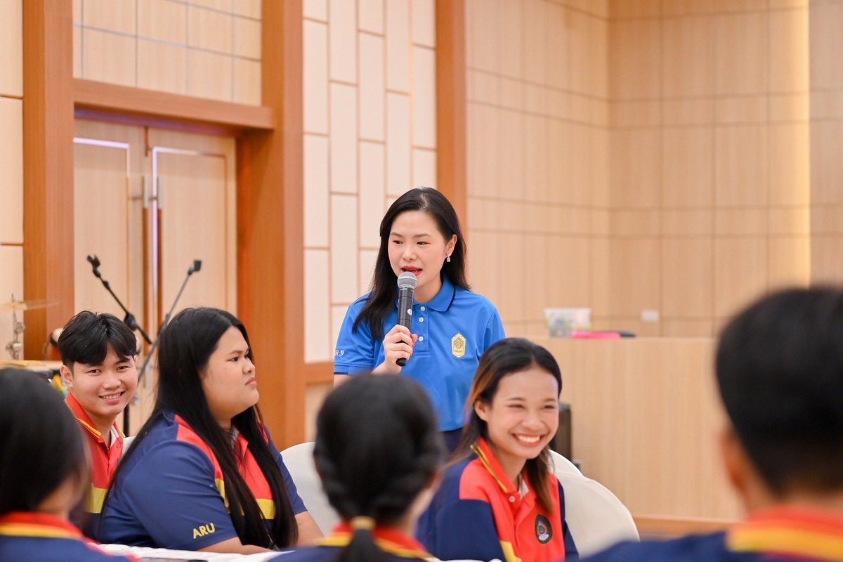 #แก้มพัชรนันท์ รับบทอาจารย์ ตัวแทนโครงงานกลุ่ม 5 หลักสูตร พนต.1 บรรยายในหัวข้อ “การรู้เท่าทันสื่อผ่านโซเชียลมีเดีย และการมีส่วนร่วมกับประชาธิปไตยในสื่อสังคมออนไลน์” ให้น้องๆนักศึกษามหาวิทยาลัยราชภัฎพระนครศรีอยุธยาทั้ง 50 คน เล่าให้ฟังถึงการขับเคลื่อนทางการเมืองบนโลกออนไลน์