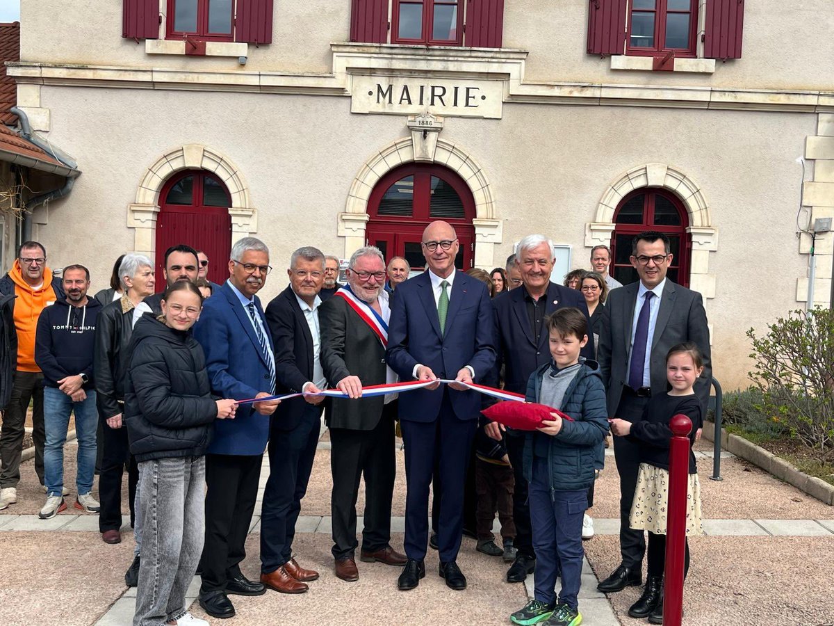 Allierdpt's tweet image. [#Redynamisation]

Le Département accompagne les communes dans leurs projets de revitalisation. Comme à Estivareilles, où plusieurs chantiers de réhabilitation et de rénovation énergétique ont été inaugurés ce samedi 22 mars.