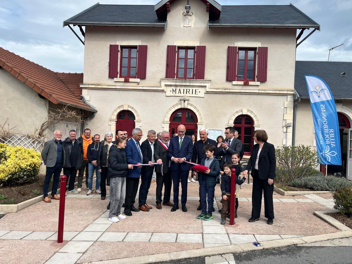Allierdpt's tweet image. [#Redynamisation]

Le Département accompagne les communes dans leurs projets de revitalisation. Comme à Estivareilles, où plusieurs chantiers de réhabilitation et de rénovation énergétique ont été inaugurés ce samedi 22 mars.
