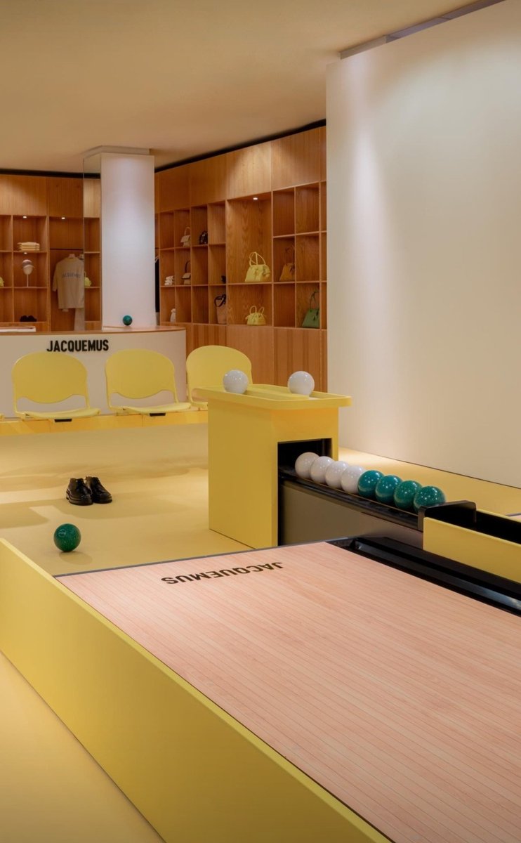 cppluxury's tweet image. JACQUEMUS hosts bowling pop-up at Neiman Marcus in Dallas

#Jacquemus #Dallas #NeimanMarcus #bowling #popup #luxury #luxuryfashion #luxurybags #luxuryaccessories #luxuryretail #luxurybranding