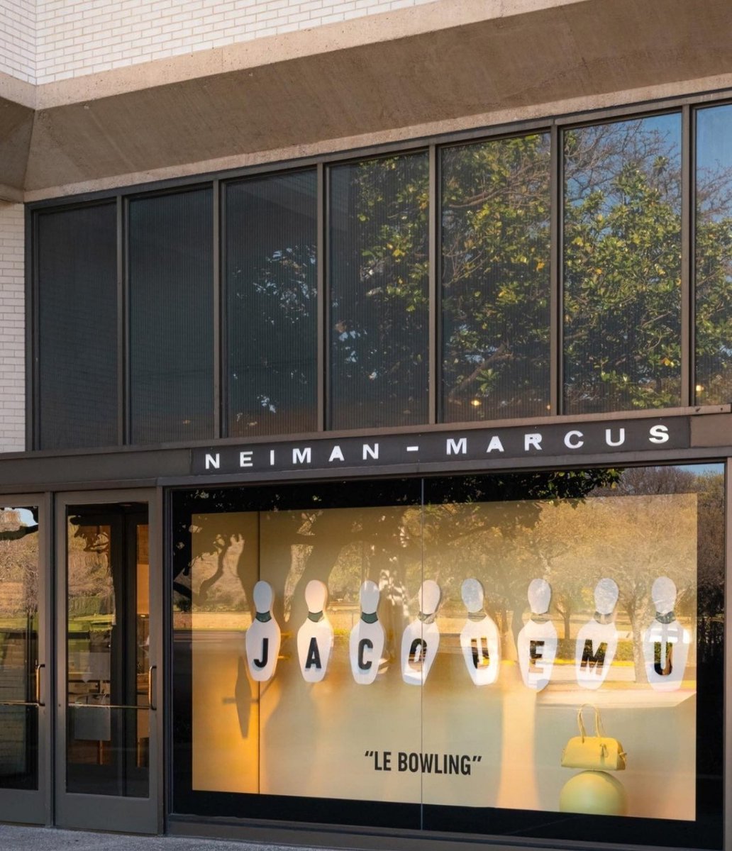 cppluxury's tweet image. JACQUEMUS hosts bowling pop-up at Neiman Marcus in Dallas

#Jacquemus #Dallas #NeimanMarcus #bowling #popup #luxury #luxuryfashion #luxurybags #luxuryaccessories #luxuryretail #luxurybranding