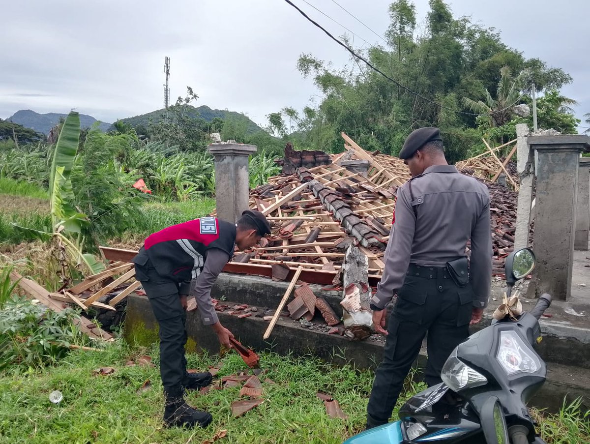 HumasDawan's tweet photo. Cuaca ekstrem berupa hujan deras dan angin kencang melanda Kecamatan Dawan pada Sabtu, 22 Maret 2025, mengakibatkan sejumlah bangunan milik warga roboh. Kondisi ini menimbulkan kepanikan di tengah masyarakat, terutama bagi mereka yang terdampak langsung oleh bencana tersebut. https://t.co/FO2MZfq0kT