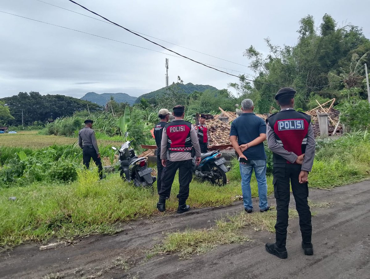 HumasDawan's tweet photo. Cuaca ekstrem berupa hujan deras dan angin kencang melanda Kecamatan Dawan pada Sabtu, 22 Maret 2025, mengakibatkan sejumlah bangunan milik warga roboh. Kondisi ini menimbulkan kepanikan di tengah masyarakat, terutama bagi mereka yang terdampak langsung oleh bencana tersebut. https://t.co/FO2MZfq0kT