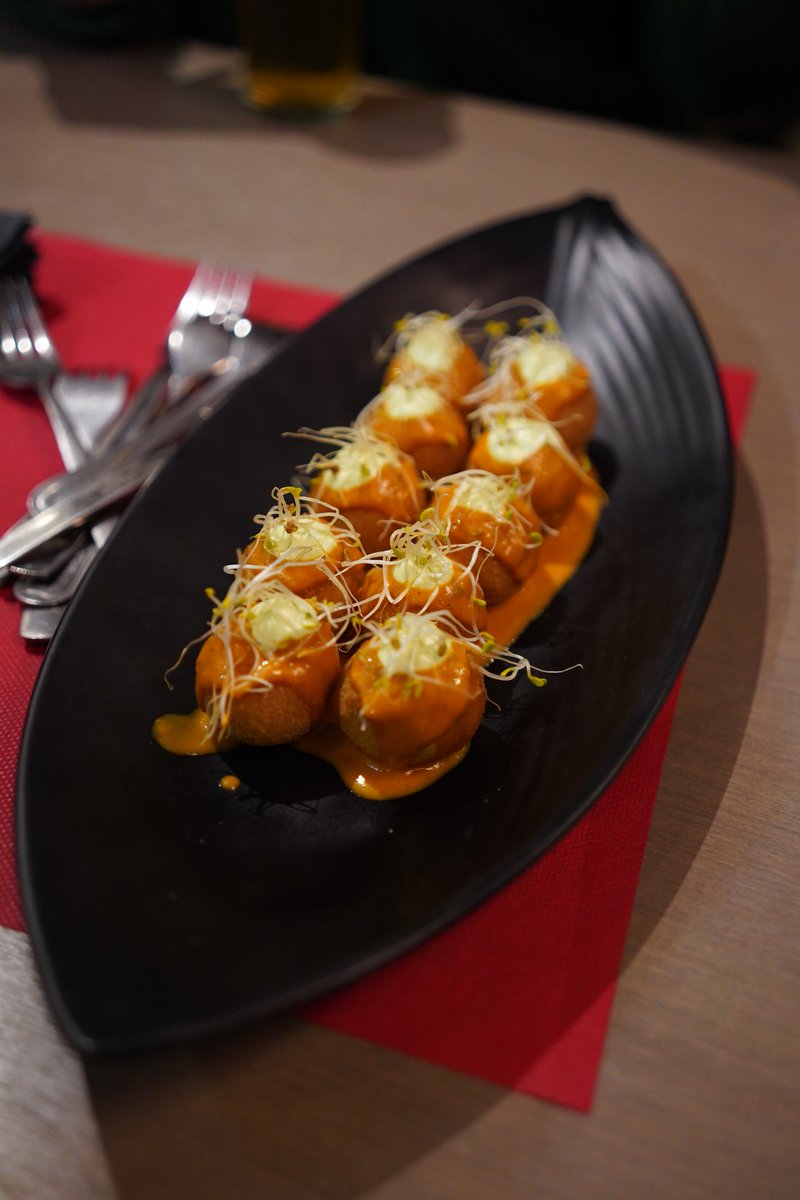 Con esta lluvia, ¡lo mejor es ir de chigre! 
Último finde para probar las propuestas del concurso de patatas bravas en Gijón 🍟